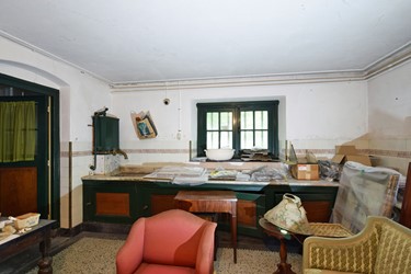 <p>Aanrecht met gootsteen, pomp en keukenkastjes in de keuken in het linker deel van het souterrain. </p>
